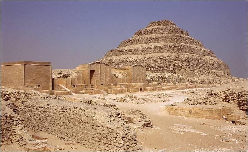 第一座石头的金字塔是()金字塔,形状是()层阶梯式.